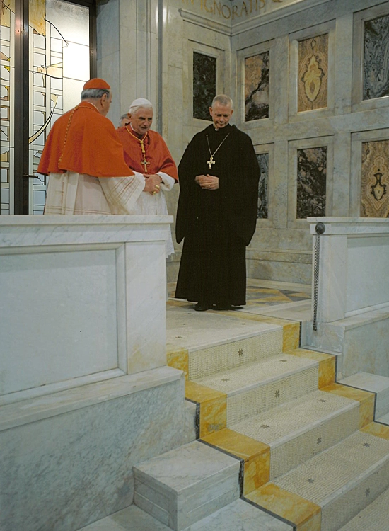 Papa Benedetto XVI all'interno della Cappella del Battistero