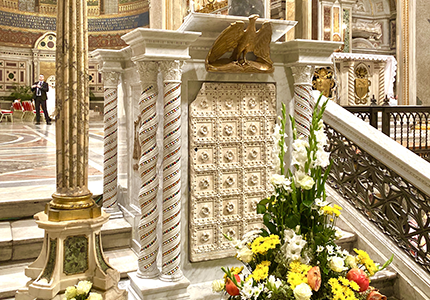 Il nuovo ambone realizzato per la basilica di San Giovanni in Laterano progettato da Progetto Arte Poli