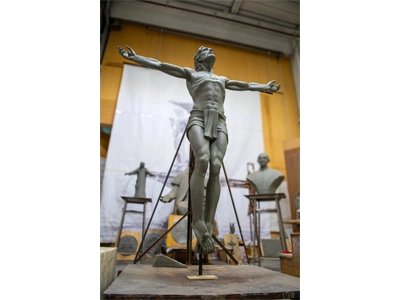 Modello in plastilina finito del nuovo crocifisso in bronzo per la cattedrale di Corpus Christi in Texas