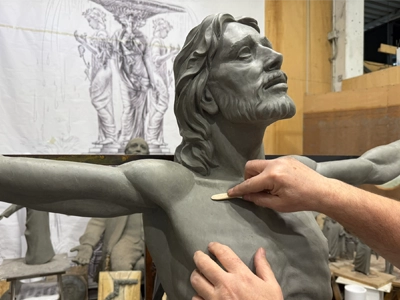 Dettaglio del nuovo crocifisso in bronzo realizzato per la cattedrale di Corpus Chirsti in Texas