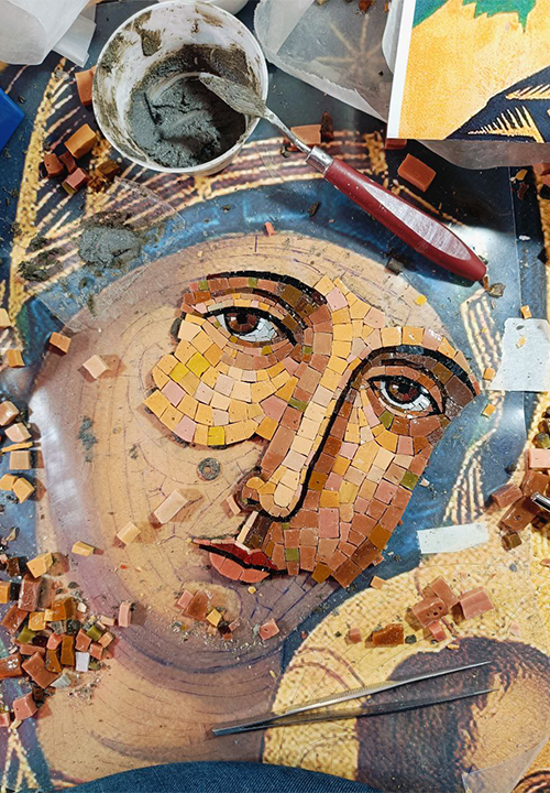 Dettaglio della realizzazione del mosaico realizzato per l'ambasciata in vaticano di Haiti