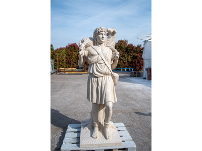 La statua finita del Buon Pastore scolpita da un singolo blocco di marmo